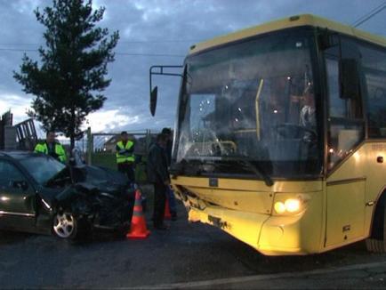 Un neamţ a intrat cu Mercedesul într-un autobuz cu 20 de călători, în Băile Felix (FOTO)